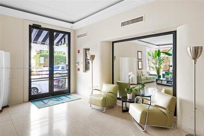 Foto del edificio - 2421 Lake Pancoast Dr