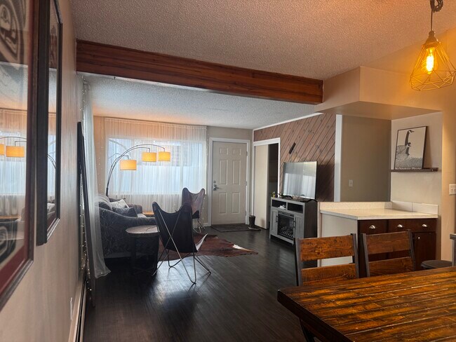 Foto del edificio - 2536 Forest Park Dr