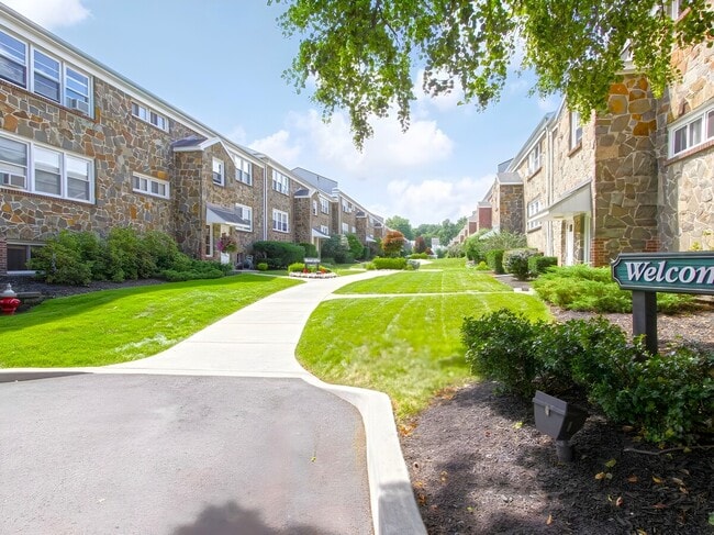 Building Photo - Menands Gardens