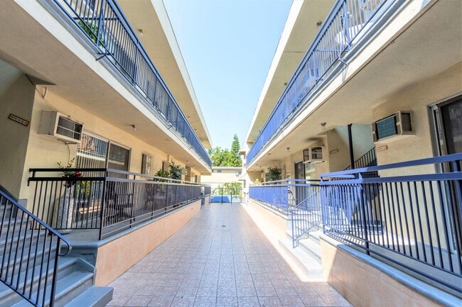 Building Photo - Vista Sunset Apartments