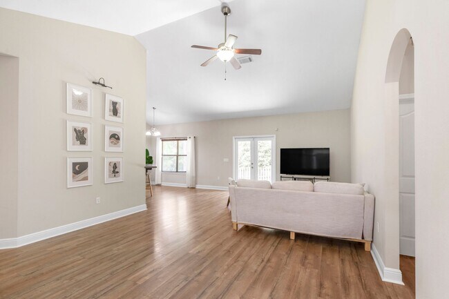 Foto del edificio - 4 Bedroom/2.5 Bath in South Crestview