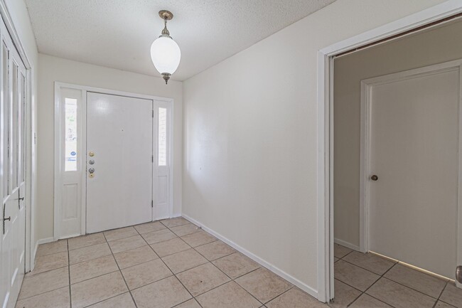 Building Photo - $300 OFF 1ST MONTH RENT IF YOU MOVE IN WIT...