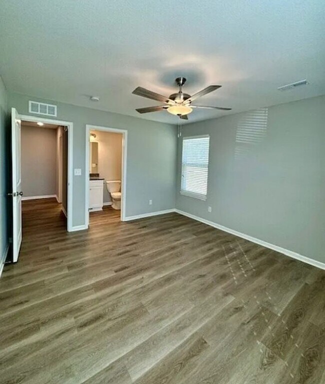 Foto del edificio - Beautiful 3BR 2.5BA Townhouse w/ Granite Kitchen • End-Unit on Cul-de-Sac • 1-Car Garage in Pleas...