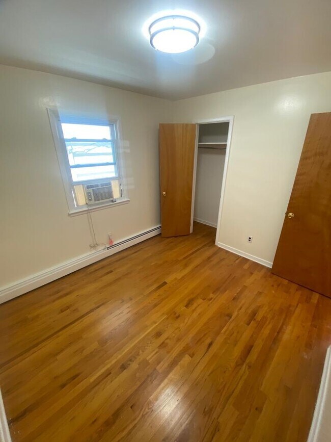 Building Photo - 185 W 51st St