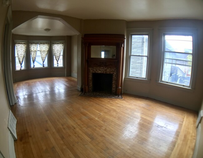 Building Photo - Amazing 4bdrm Upper Unit in Milwaukee