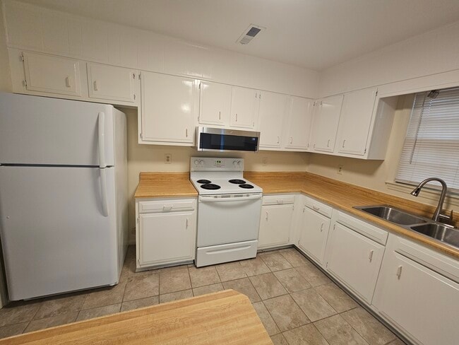 Building Photo - 1310 Avon Ct