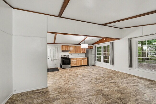 Foto del edificio - 3-Bedroom Duplex with Finished Basement & Central Air $1600/month