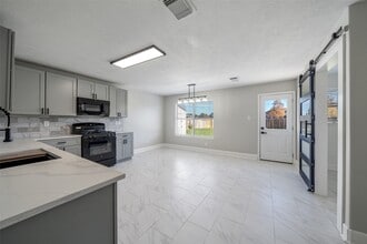 Building Photo - 1111 Kingbriar Cir