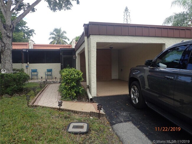Foto del edificio - 9819 NW 65th Ct