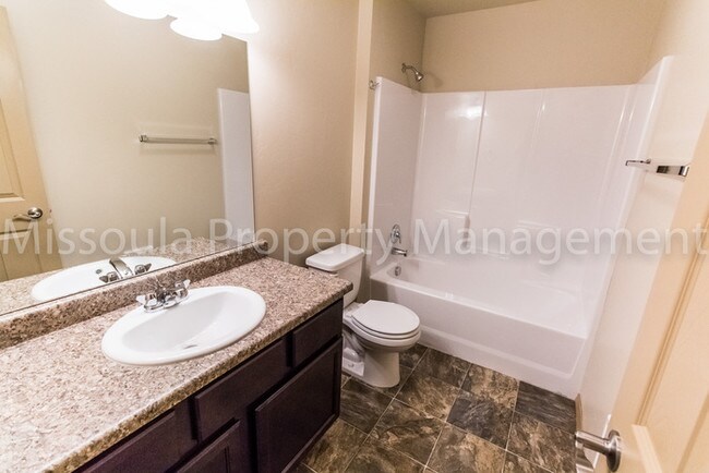 Foto del edificio - Top Floor 2 Bed with Balcony and Storage!