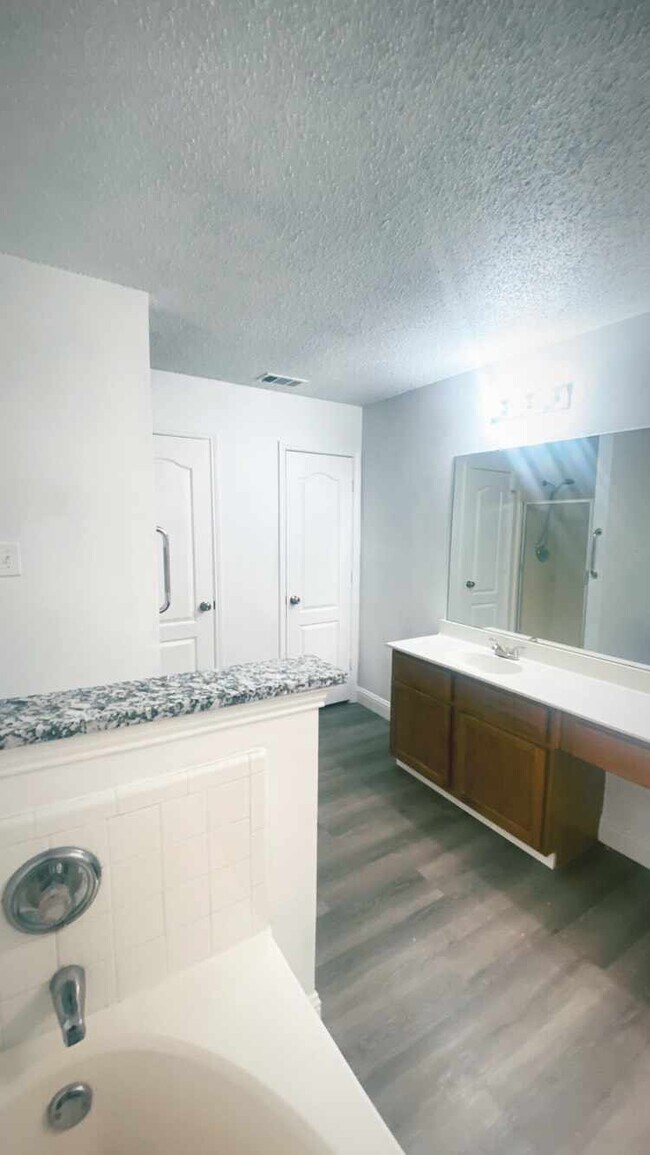 Building Photo - 201 Yosemite Dr