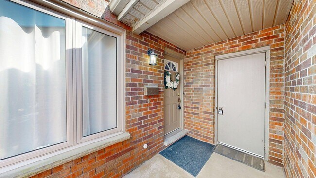 Photo du bâtiment - THREE BEDROOM CONDO TOWNHOME IN NORTH LONDON