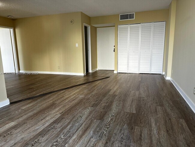 Foto del edificio - 16909 N Bay Rd