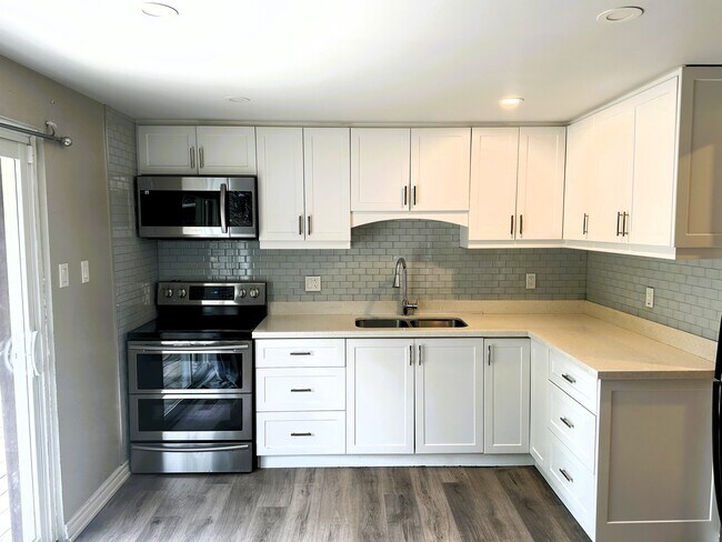 Building Photo - Spacious Basement Apartment (2 Bed, 1 Bath...