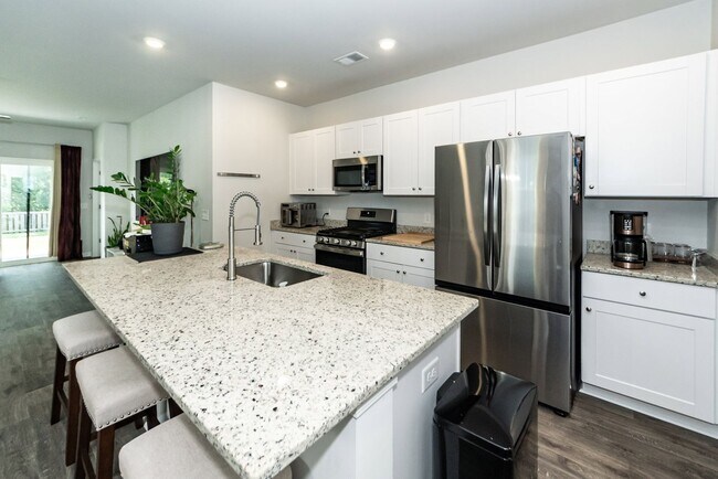 Foto del edificio - 239 Pine Crest View Dr