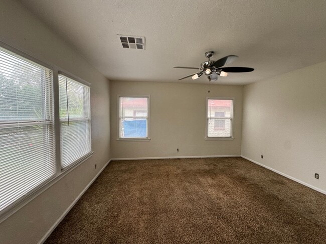 Building Photo - Charming home in 93308!