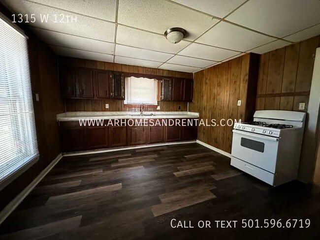 Foto del edificio - 1315 W 12th | $895 | 3 beds, 1 full bath