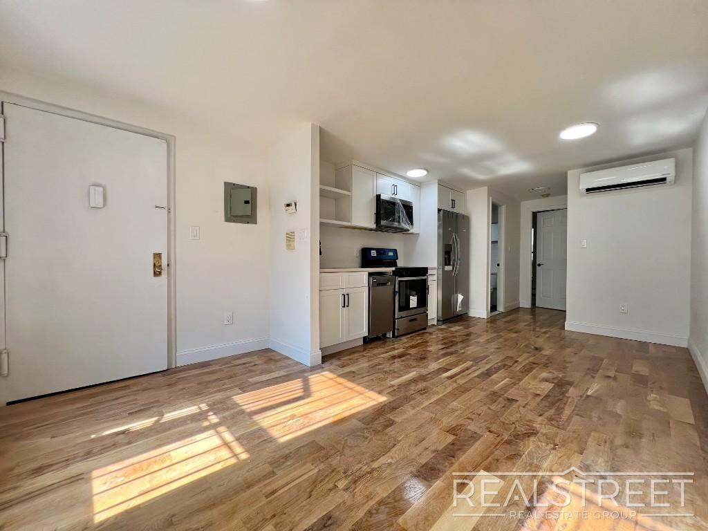 Primary Photo - Charming 1 Bed Floor Thru in Bushwick