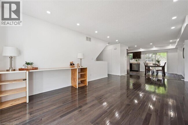 Photo du bâtiment - 600 White Elm Blvd