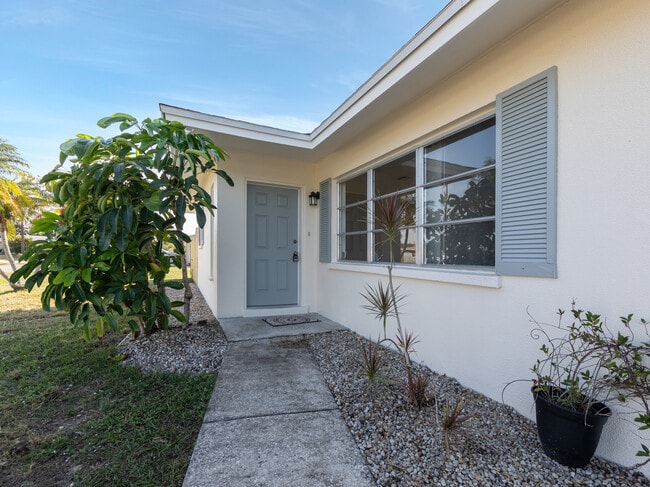 Foto del edificio - 438 Clover Rd