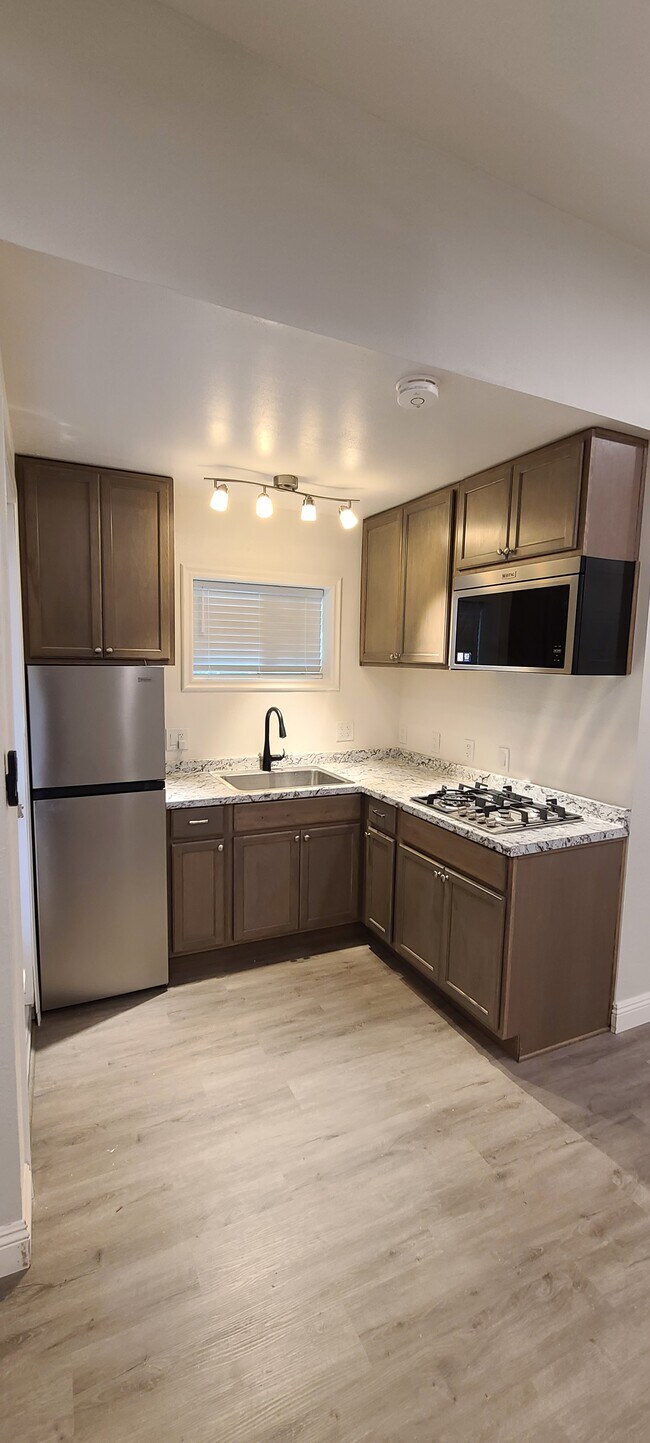 Cocina completa - 909 Begonia St