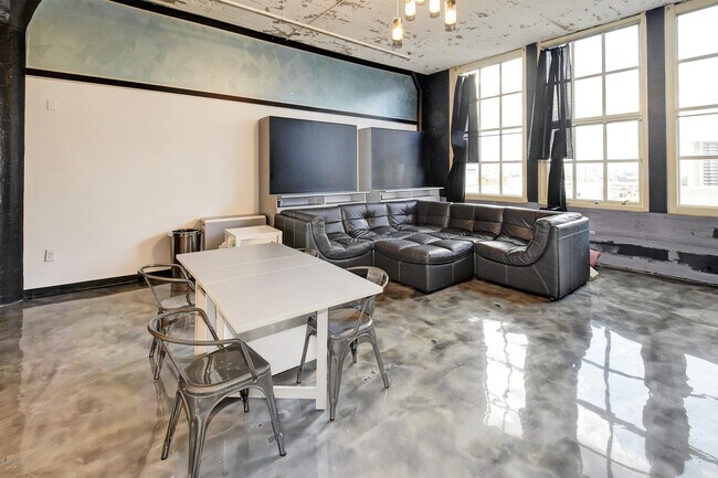 Foto del edificio - 815 E Market St