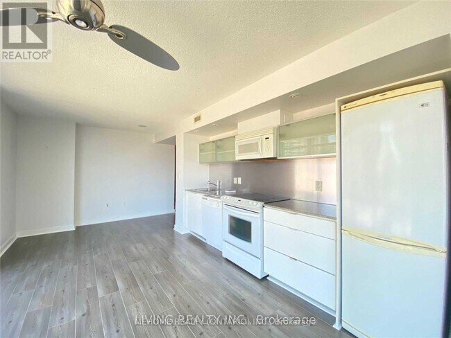 Photo du bâtiment - 705-4k Spadina Ave.