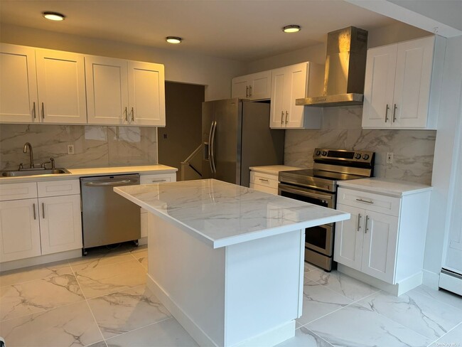 Foto del edificio - 74 Hempstead Dr