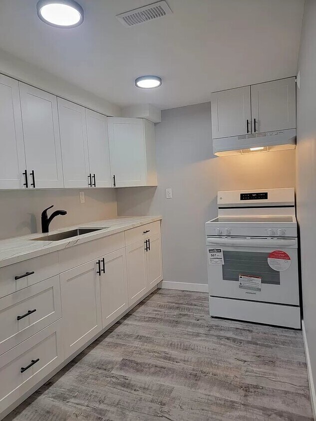 Building Photo - 399 Laval Dr