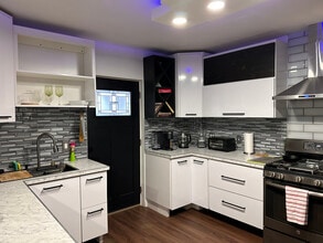 Building Photo - 676 Hampden St