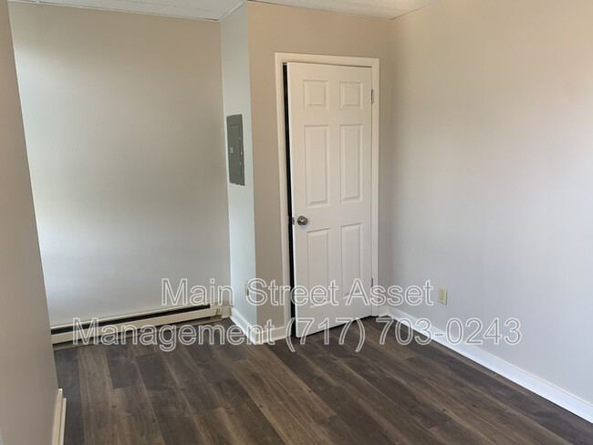 Building Photo - 235 Maclay St
