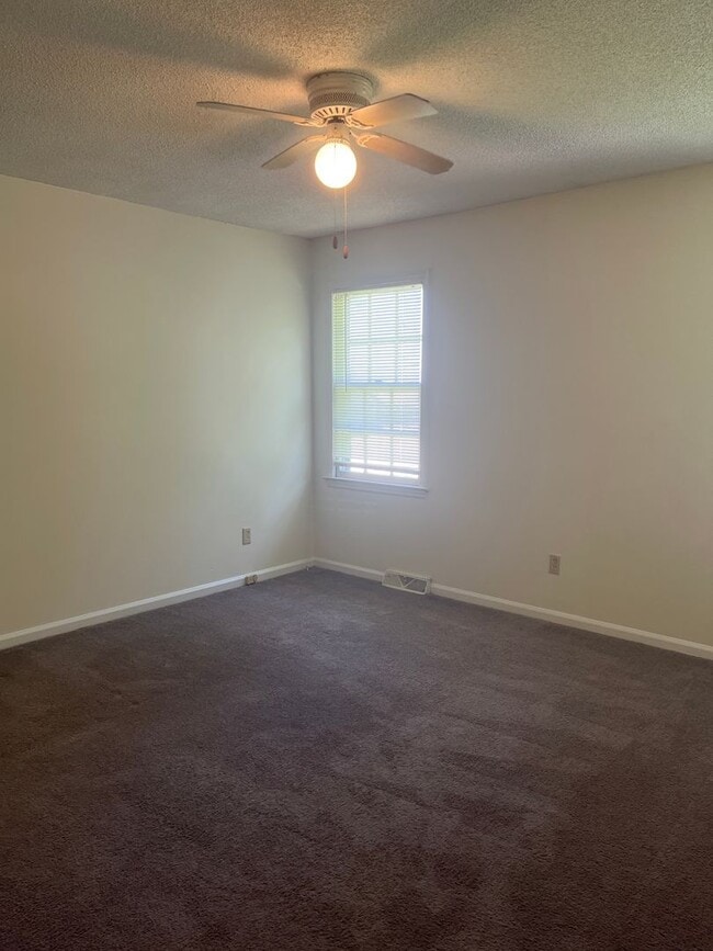 Building Photo - 3 Bedroom 2 Bath Ranch Home in the College Park Subdivision.