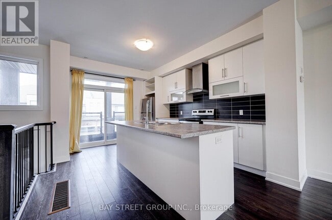 Photo du bâtiment - 11 Donald Fleming Way