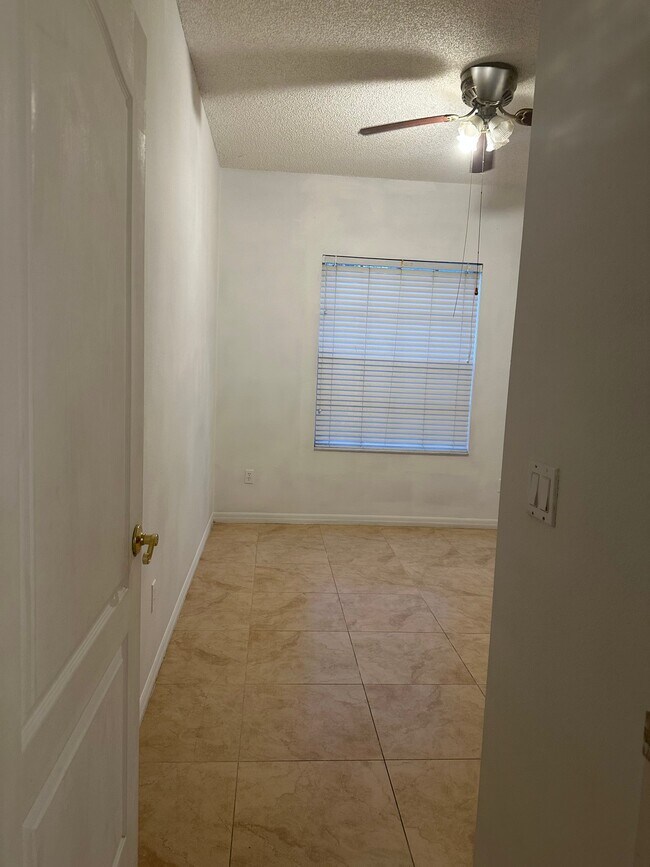 Foto del edificio - 4940 Bellthorn Dr