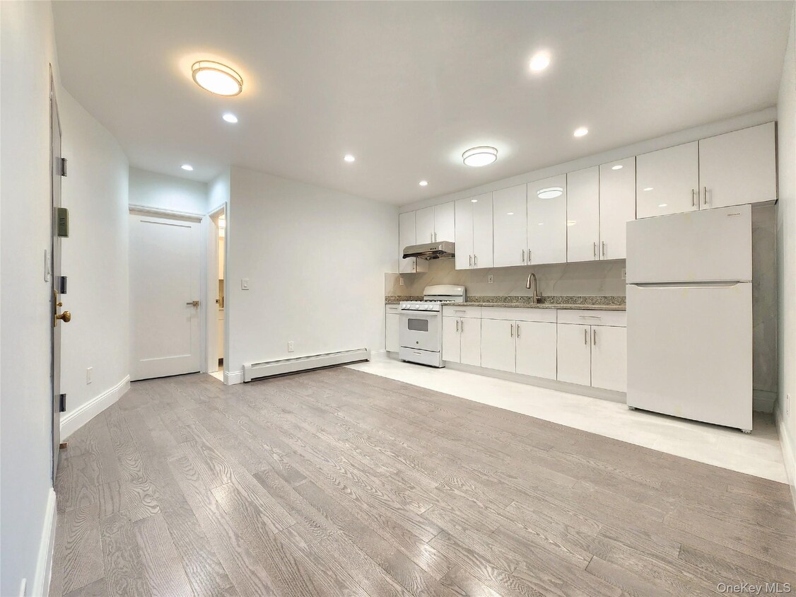 Primary Photo - 76-12 Woodside Ave