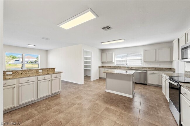 Foto del edificio - 4BR Home in Gated Town Lakes Community with Lake View
