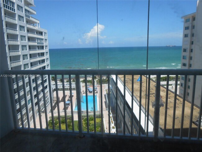 Foto del edificio - 5401 Collins Ave