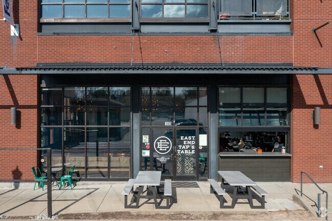 Foto de escaparate - The Lofts at Main Rose