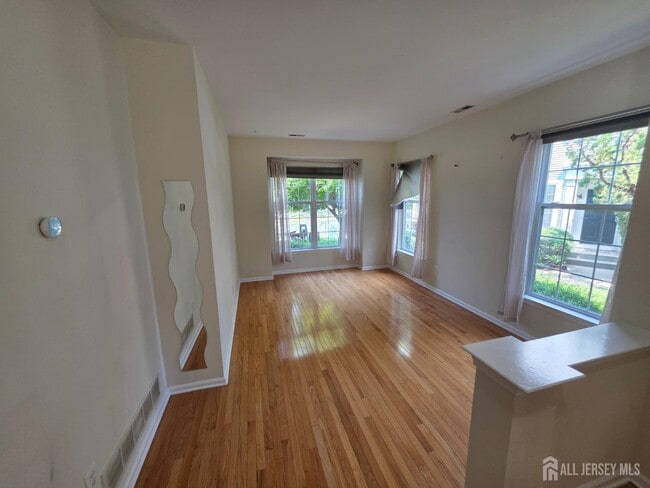 Building Photo - 1301 Dahlia Cir