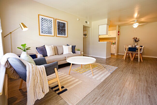 Living Room View - Valencia Grove Apts where Comfort meets Lu...