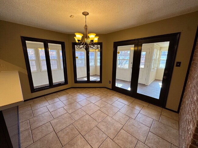 Foto del edificio - Spacious Home Located Within Few Blocks Of Schools & Close Access To Spur 327 & S. Loop 289!