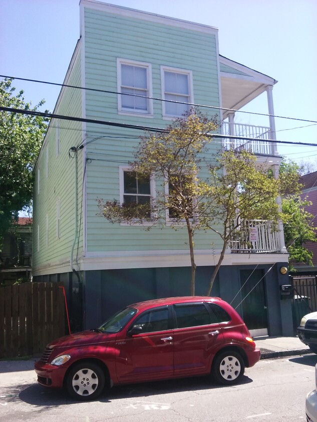 Spacious 2 Bedroom 1 bath Downtown Great Location - 10 Hanover St