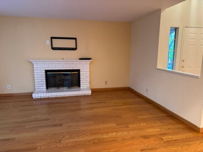 Building Photo - Beautiful single level townhome in Pleasant Hill with 2 car attached garage!
