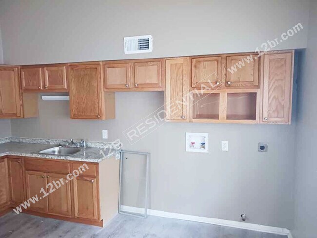 Building Photo - 2-Bedroom Upstairs Unit in St Louis
