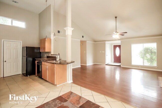 Foto del edificio - 6823 Drewlaine Fields Ln