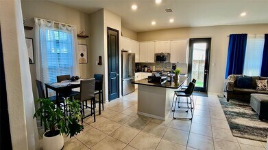 Building Photo - 214 Club Crest Ln