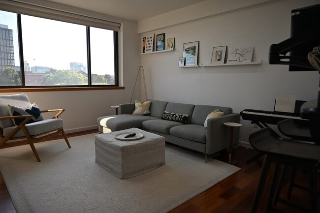 Foto del edificio - 169 Monsignor O'Brien Hwy