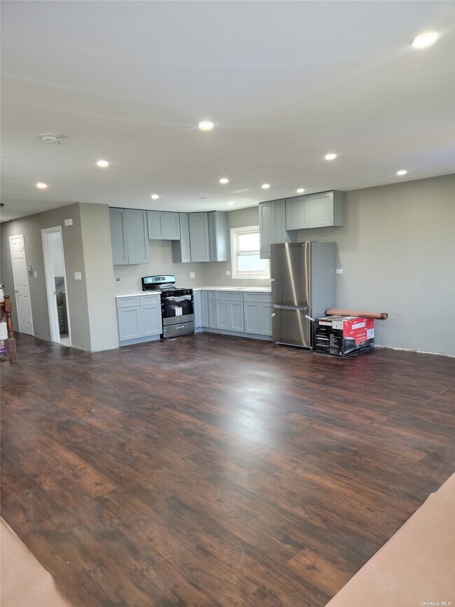 26208 Hungry Harbor Rd, Queens, NY 11422 Room for Rent in Queens, NY