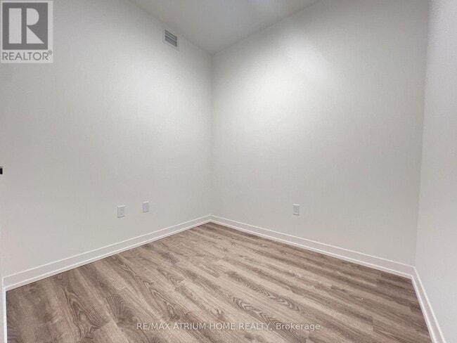 Photo du bâtiment - 8 Interchange Wy