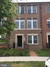 Building Photo - 233 Parkview Ave